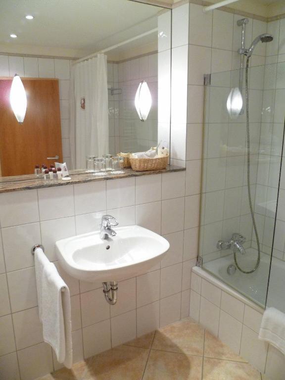 Doppel- oder Zweibettzimmer
