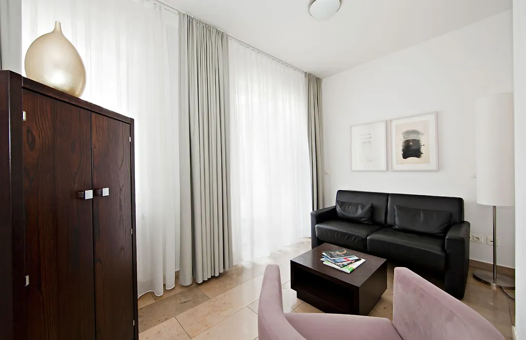 Burns Art Hotel-1