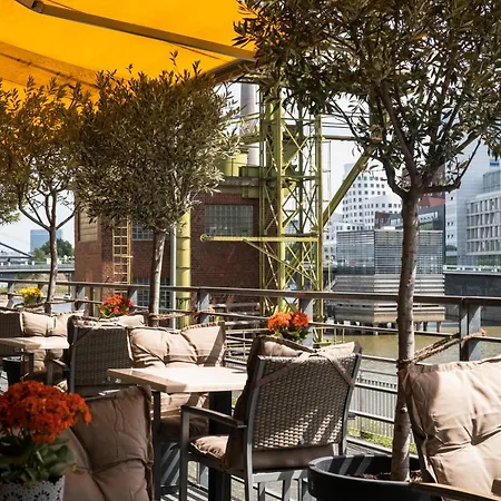 Courtyard By Marriott Duesseldorf Hafen-3